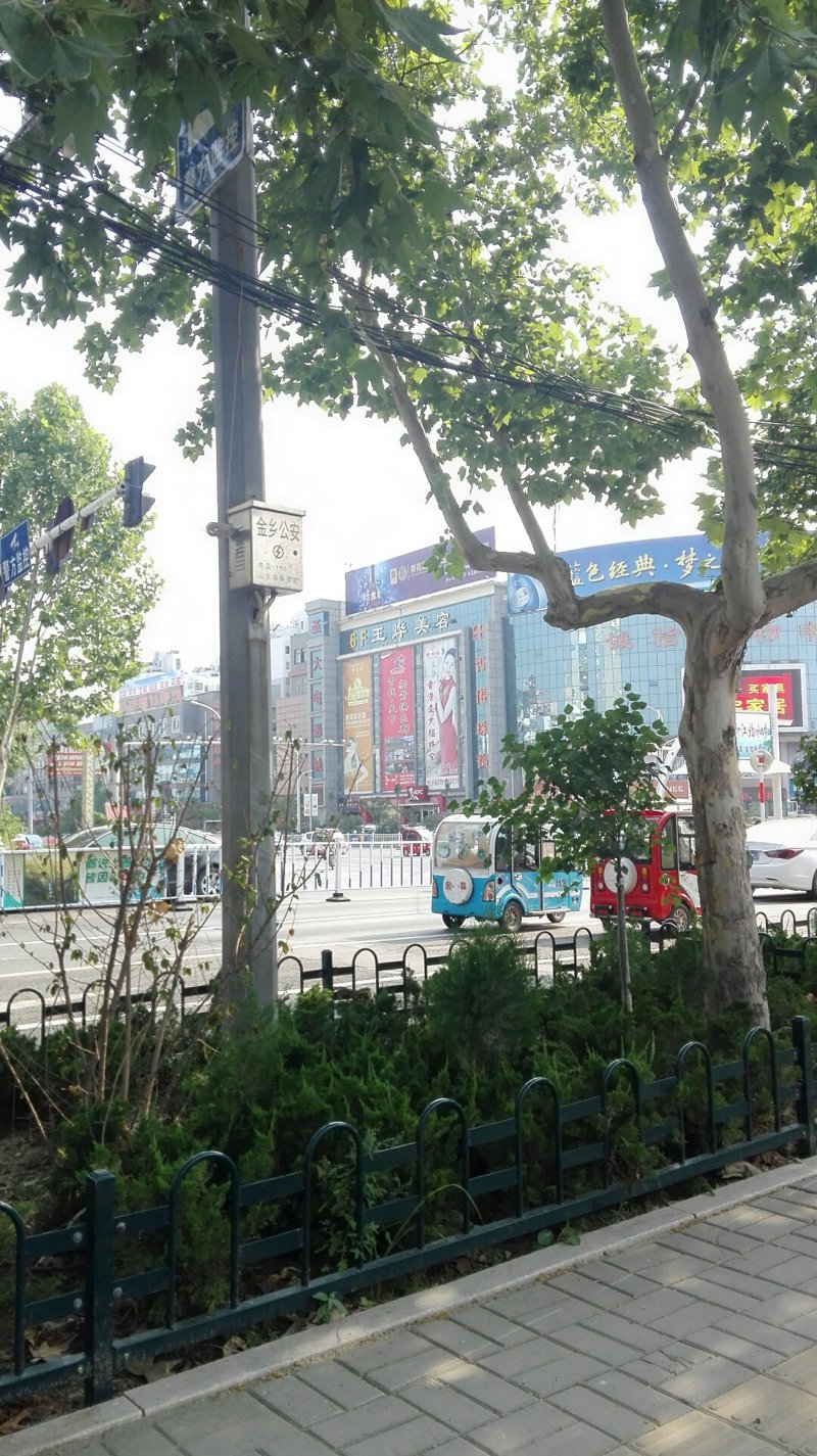 在饰品行业,加盟已经成为一种流行的经营模式。今天,我们就来探讨一下当前最热门的十大饰品店加盟品牌。
